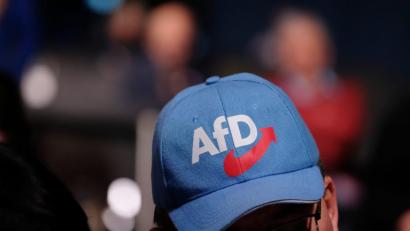 Bild: Sebastian Willnow/ZB/dpa
Ein Teilnehmer der Europawahlversammlung der Alternative für Deutschland (AfD) trägt eine AfD-Kappe. Die Partei wurde vom Verfassungsschutz zum Prüffall erklärt.