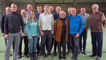 Bild: lst
Mit dieser Vorstandschaft geht die TG Neunkirchen in die nächsten Jahre (von lnks.): Franz Reger, Uwe Dressel, Gerhard Specht, Günther Spannl, Lena Alt, Christoph Tafelmeier, Matthias Reichel, Richard Schwarzmeier, Harald Wolfram, Ute Schröer, Jürgen Rottenberger, Frank Schröer, Marc Steinsdörfer und Heinz Petz.