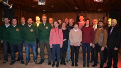 Bild: jr
Die überregional erfolgreichen Sportler des vergangenen Jahres mit dem Stadtverbandsvorsitzenden Peter Haibach (rechts) und Bürgermeister Roland Grillmeier (Vierter von rechts).