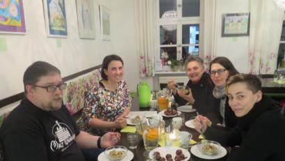 Bild: jzk
„In der kalten Jahreszeit darf die vegane Kost schön deftig oder richtig süß sein“, meint Tanja Franz (Zweite von links).