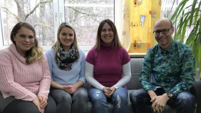 Bild: eig
Drei junge Frauen, die begeistert an der FakS lernen: Nicole Scott, Julia Zwetzig und Marina Krisch mit Fachleiter Roland Kusche (von links).