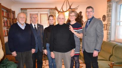 Bild: gi
Karl Eckl feiert 80. Geburtstag. Dazu gratulieren seine Tochter Susanne, Enkelin Amelie und sein Bruder Günther (links) sowie Pfarrer Josef Most (Zweiter von links) und Bürgermeister Hermann Ach (rechts).