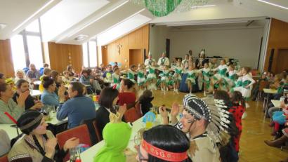 Bild: adj
Den ersten viel beklatschten Auftritt in dieser Saison absolviert die Kindergarde des Faschingsverein Hammerles beim Kinderfasching im Festsaal.
