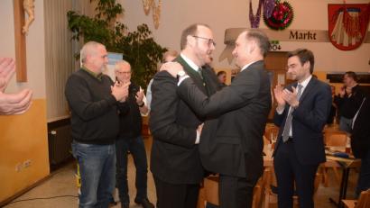 Bild: Gabi Schönberger
Viele Glückwünsche darf Richard Kammerer bei der Feier in der Mehrzweckhalle entgegennehmen. Zu den Gratulanten gehören auch Landrat Andreas Meier und Stephan Oetzinger (rechts), der nach seiner Wahl in den Landtag den Chefsessel im Rathaus freigemacht hat.