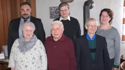 Bild: fvo
Adolf Winter (vorne Mitte) mit Schwester Therese (links vorne) und Bruder Anton (vorne rechts)