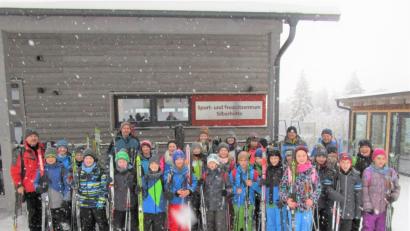 Bild: tu
Etliche Mädchen und Buben der Zottbachtalschule Pleystein verbrachten erlebnisreiche Tage auf der Silberhütte.
