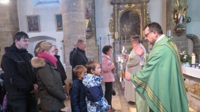 Bild: jzk
Nach dem allgemeinen Blasiussegen am Ende der Gottesdienste erteilen Stadtpfarrer Konrad Amschl und Gemeindereferent Jochen Gößl (von rechts) noch vielen Gottesdienstbesuchern den Einzelsegen.