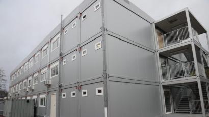 Bild: ge
In dieser „Containerstadt“ läuft nach den Faschingsferien der Unterricht für viele Realschüler, denn dann beginnt die Sanierung des Altbaues.