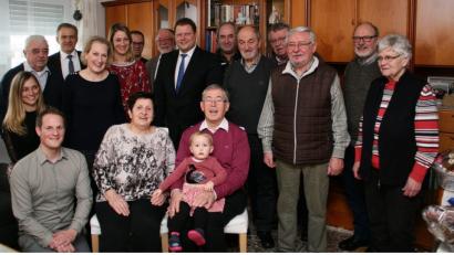 Bild: wro
Zusammen mit seiner Familie, Freunden und früheren Weggefährten feierte Erhard Sommer (vorne, mit Enkelin Emma, neben Ehefrau Margit) seinen 80. Geburtstag.