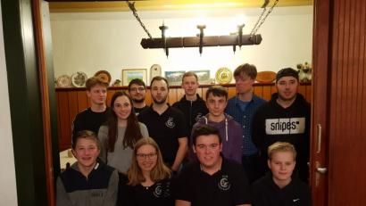 Bild: muk
Mit einer neuen Führungsmannschaft geht die KLJB Gaisthal-Rackenthal in die Zukunft. Mit auf dem Bild befinden sich auch die Neumitglieder sowie Gemeindeassistent Christian Glaser (hintere Reihe, Zweiter von rechts), der die seelsorgerische Betreuung der Gruppe übernimmt.