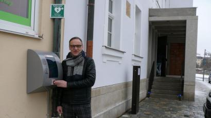 Bild: kgg
Bürgermeister Bernd Sommer mit der neuen Defibrillator-Box am Rathaus.