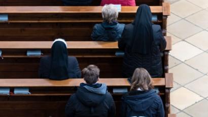 Bild: Matthias Balk/dpa
Die plötzliche Beurlaubung des Pfarrers war am 1. April 2017 bei den Gottesdiensten verkündet worden. Jetzt - nach fast zwei Jahren - sind die Ermittlungen mit einem Strafbefehl beendet.