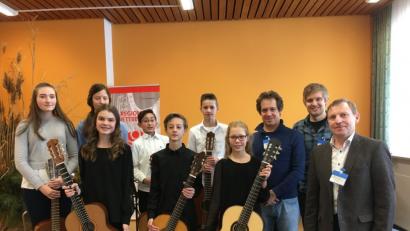 Bild: jst
Musiker und Jury stellen sich zu einem Erinnerungsfoto auf.