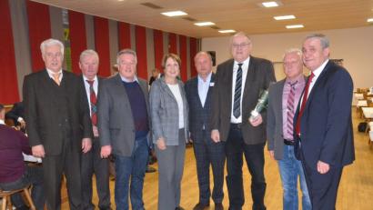 Bild: Kunz
Michael Kurz (vierter von rechts) informiert die Gäste beim Neujahrsempfang über den aktuellen Zustand und die Ziele der SpVgg SV Weiden.