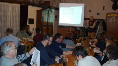 Bild: rpp
Architekt Emil Lehner erklärt den Kaibitzern, worauf es bei den einzelnen Fragen im Detail ankommt.