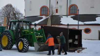 Bild: jr
Am Montagnachmittag bauten die Mitglieder des Fördervereins die kleine Budenstadt wieder ab. Viel Arbeit um nichts, der Schnee war Schuld, dass die Veranstaltung ausfallen musste.