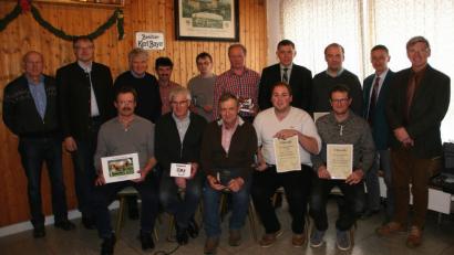 Bild: wro
Ausgezeichnet wurden die erfolgreichsten Rinderzüchter. Es gratulierten (stehend von rechts): Landwirtschaftsdirektor Wolfgang Wenisch, Dr. Hubert Schuster, Vorsitzender Harald Püttner (selber Preisträger) und Dr. Thomas Niebler. Glückwünsche übermittelten auch Rudolf Traxinger und Dr. Klemens Dötsch (von links).