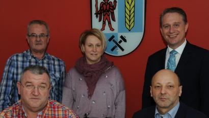 Bild: gf
Die Gemeinde Poppenricht hat einen neuen Inklusionsbeauftragten (vorne, von links) : Frank Senft und Georg Dietrich, Vorsitzender des Inklusionsbündnisses Amberg-Sulzbach; hinten (von links): Verwaltungsleiter Hartmut Gawlik, Inklusionsansprechpartnerin Silke Haller und Zweiter Bürgermeister Hermann Böhm.
