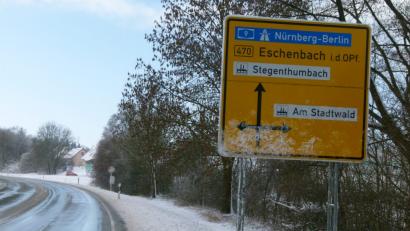 Bild: rn
Über die Lenkung des Verkehrs zum und vom Industriegebiet „Am Stadtwald" sowie ein von der CSU/ÜCW-Fraktion angeregtes Verkehrsleitsystem diskutiert der Stadtrat. Bereits gegen Ende des Jahres 2018 erhielt die B 470 an der Richter-Kreuzung einen Hinweis auf das Areal.