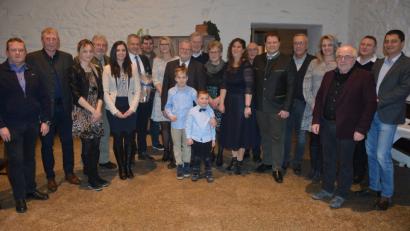 Bild: jr
Über viele Gratulanten zum 70. Geburtstag freute sich Josef Fennerl (Mitte, neben Ehefrau Erika). Gekommen waren neben Verwandten, Bekannten und Vereinsvertretern auch Siedler-Kreisvorsitzender Otmar Zeitler (Vierter von links) und Bürgermeister Roland Grillmeier (Sechster von links).