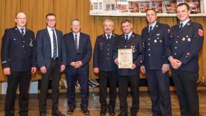 Bild: u
Eine besondere Ehrung erfährt der Vorsitzende der Hirschauer Wehr Michael Schuminetz beim Festkommersabend. Er wird mit dem Feuerwehr-Ehrenkreuz in Silber des Kreisfeuerwehrverbands Amberg-Sulzbach ausgezeichnet (von links): Zweiter Vorsitzender Thomas Maier, Bürgermeister Hermann Falk, Landrat Richard Reisinger, Kreisbrandrat Fredi Weiß, Michael Schuminetz, Kommandant Sebastian Jasinsky und stellvertretender Kommandant Claus Meyer.