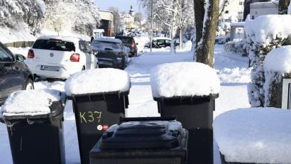 Bild: Petra Hartl
Schnee. Viel Schnee. Aus Sicherheitsgründen entschied sich die Stadt in Absprache mit dem Entsorgungsunternehmen dazu, die Müllabfuhr am Montag ausfallen zu lassen. Die Touren in den Bezirken, die mit einem A gekennzeichnet sind, werden am Samstag nachgeholt.