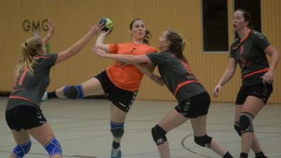 Bild: brü
Zu dritt versuchen die Spielerinnen der SG Naabtal Corinna Engelbrecht (orangenes Trikot) zu stoppen. Sie war mit sieben Treffern beste Torschützin der HG Amberg bei der 17:29-Derbyniederlage.