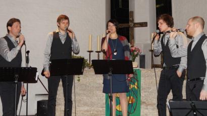 Bild: weu
Mit Alexander Lottner, David Sorgenfrei, Felicitas Mandon sowie Jonas und Florian Sorgenfrei (von links) begeisterten fünf Ausnahmemusiker mit ihrem sensationellen Konzert in der voll besetzten Auferstehungskirche die Gäste. Als "Kaleidoskop der Musik" tritt das Quintett zum bereits vierten Mal in der Auferstehungskirche auf.