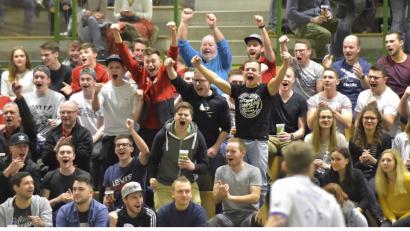 Bild: Ziegler
Die Zuschauer außer Rand und Band und mit Begeisterung dabei, wenn die Kicker auf Kunstrasen ihr Können demonstrieren.

Bild: Ziegler