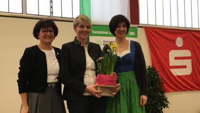 Bild: ihl
Barbara Weiherer (Mitte) wird für ihren Fernsehauftritt von Bezirksbäuerin Rita Blümel (links) und Kreisbäuerin Sabine Schindler geehrt.