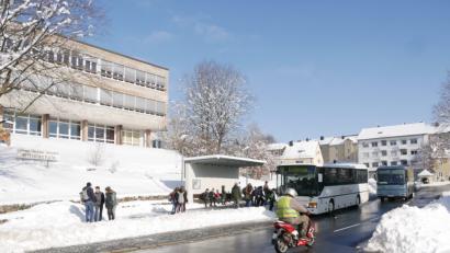 Bild: tr
Kein Blitzeis, keine Schneewehen und dazu gut geräumte Straßen: Deswegen entschied sich Schulamtsdirektor Rudolf Kunz, dass trotz des sonntäglichen Schneetreibens am Montag an den 34 Schulen des Landkreises Tirschenreuth Unterricht wie gewohnt stattfindet.