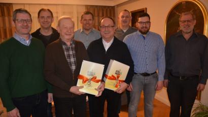 Bild: jr
Leopold Graßold und Josef Strauß (vorne, von links, mit Geschenken) wurden nach 30 Jahren aus der Konnersreuther Kirchenverwaltung verabschiedet. Mit im Bild (von links) Uwe Rosner, Kirchenpfleger Otto Hofmann, Manfred Günthner, Richard Härtl, Philipp Schwan und Pfarrseelsorger Pater Benedikt Leitmayr.
