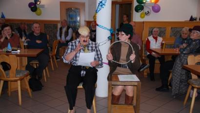 Bild: enz
Thea Ott (links) und Edeltraud Köstler zeigten ihr komisches Talent als Ehepaar