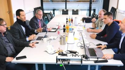 Bild: exb
Firmensprecher Hans-Jürgen Kurz (rechts) informiert MdB Albert Rupprecht (Zweiter von links) und Vertreter der Eschenbacher CSU sowie der CSU/ÜCW-Stadtratsfraktion im Schug-Medical-Center über die Zukunftspläne des Unternehmens.