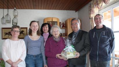 Bild: cs
Im Bild von links Schwiegertochter Cordula Hörl, Enkelin Sandra Hörl, Tochter Christine Büttner, die Jubilarin Maria Hörl, Zweiter Bürgermeister Herbert Lehner und Sohn Gerold Hörl.