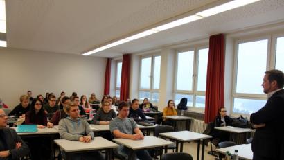 Bild: stg
Bundestagsabgeordneter Uli Grötsch (rechts) diskutiert mit Schülern des Gymnasiums Eschenbach.