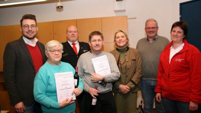 Bild: roh
Die stellvertretende Kreisvorsitzende des BRK, Eva Freifrau von Podewils (Dritte von rechts), Kreisbereitschaftsleiter Christian Stahl (Dritter von links) und stellvertretender Kreisgeschäftsführer Sven Lehner (links) ehrten verdiente Aktive des Friedenfelser BRK, Monika Schmid (Zweite von links) und Martin Höfer (Vierter von links). Dazu gratulierten Bürgermeister Gottfried Härtl (Zweiter von rechts) und Bereitschaftsleiterin Andrea Winkler (rechts).