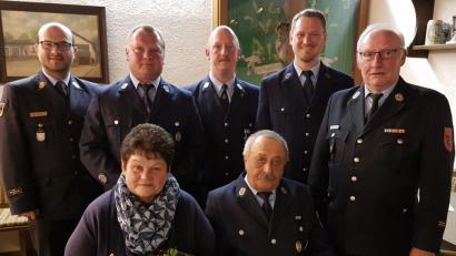Bild: le
Die Feuerwehr Bergnetsreuth zeichnete verdiente Mitglieder aus. Sitzend, von links: Lisa und Josef Saller sowie (stehend, von links) Kreisbrandrat Marco Saller, Harald Kick, Kommandant Bernhard Einweg, Vorsitzender Tobias Labbert und Kreisbrandrat Alfons Huber.