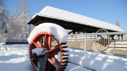 Bild: Hösamer
Das Getriebe-Zahnrad am Übergang zum Hubmannwöhrl trägt eine Schneehaube.