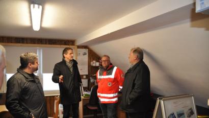 Bild: ak
Zweiter Bürgermeister Albert Sollfrank, HvO-Vertreter Jörg Müller, Architekt Josef Weber und Gemeinderat Harald Tretter (von rechts) diskutieren die künftige Nutzung des alten Schulungsraumes.