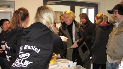 Bild: sei
Der Ansturm ist groß. Bereits um 15 Uhr waren an die 60 Kuchen, Torten und alle Muffins ausverkauft. Viele Wähler nahmen den Kuchen mit nach Hause, andere genossen an den Stehtischen oder den Tischen im Raum der Eltern-Kind-Gruppen die süßen Teilchen fachsimpelten über den Ausgang der Bürgermeisterwahl.