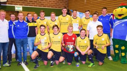 Bild: no
Der SV Hahnbach holt sich im Turnier der Ersten Mannschaften den Cup der Raiffeisenbank. Bei der Siegerehrung gratulieren (von links) Raiffeisen-Vorstandsmitglied Martin Sachsenhauser, Holger Kellner (Organisationsteam) und SVI-Vorsitzender Martin Luber sowie (von rechts) Florian Roth vom Organisationsteam) und Raiffeisen-Vorstandsmitglied Erich Übler.