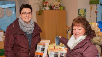 Bild: rpp
Büchereileiterin Margit Braunreuther und Renate Winter (von links) sind die Initiatorinnen der Aktion „Handys recyceln – Gutes tun“ in Kastl. Bis in den März hinein haben die Bürger Zeit, ihre alten Geräte abzugeben.