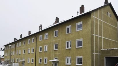 Bild: Petra Hartl
Mit diesem Block mit der Postadresse Endemannstraße 1, 3 und 5 möchte die Genossenschaft Wohnungsunternehmen ihre groß angelegte Bestandssanierung voraussichtlich im nächsten Jahr beginnen. Mit nahezu allen Mietern seien schon erste Gespräche geführt worden, hieß es. Denn die Wohnungen müssen zumindest übergangsweise geräumt werden.