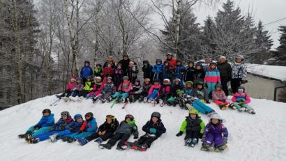 Bild: exb
Skifahren macht Spaß. Das stellen die Windischeschenbacher Schüler auf dem Hang in Pfaben fest.