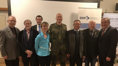 Bild: Kunz
Auf Einladung des Verbandes der Reservisten der Deutschen Bundeswehr informiert Oberstleutnant Christian Kiesel (4.von rechts) über den Einsatz der Bundeswehr im Kosovo.