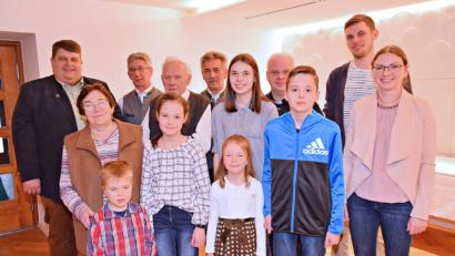 Bild: no
Vertreter der politischen und kirchlichen Gemeinde, der Männergesangverein und die Enkel gratulierten Andreas Wehrl zu seinem 85. Geburtstag.