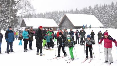 Bild: es
Der Spaßbiathlon bereitet beim RAN-Wintersporttag allen Kindern und Jugendlichen große Freude. Hier schickt Martin Eckl (mit roter Mütze) eine von mehreren Vierergruppen auf die erste Runde.