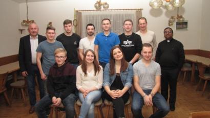 Bild: exb
Das neu gewählte Vorstandsgremium mit (sitzend, von links) Jakob Wismet, Franziska Siegler, Stefanie Marxer, Matthias Siegler; (stehend, von links) Zweiter Bürgermeister Georg Götz, Klaus Meiler, Bastian Wiesneth, Christoph Marxer, Manuel Heindl, Simon Härtl, Florian Siegler und Stadtpfarrer Hrudaya Kumar Madanu.