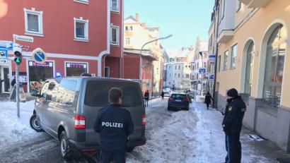 Bild: za
Die Polizei stellt beim Einsatz am Montagmittag an der Johannisstraße eine Soft-Air-Pistole und eine geringe Menge Marihuana sicher.